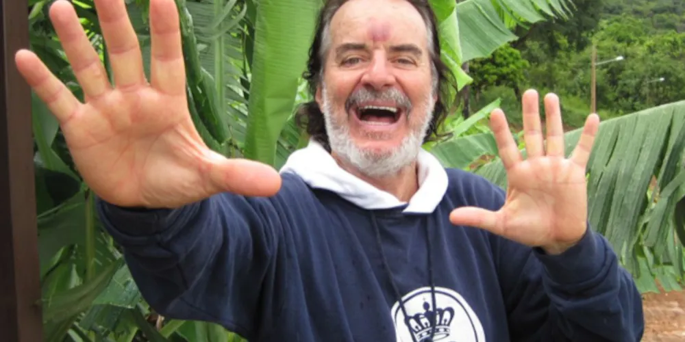 Ilusionista tem carreira conturbada, mas já foi muito conhecido no Brasil