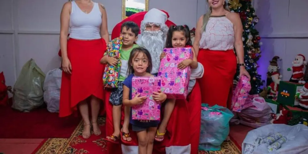 Kelly Oliveira presenteou as crianças na última sexta-feira (15) durante as comemorações de natal no município. A secretária de Assistência Social, Tatiane Oliveira, também participou da ação