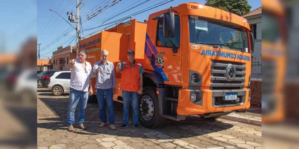 Os veículos são caminhões chamados de Auto Bomba Tanque e vão integrar as estruturas de Brigadas Comunitárias