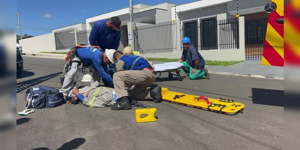 A vítima da queda também fraturou dedos da mão direita