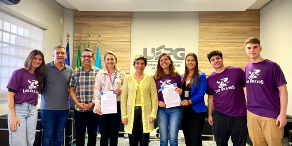 Assinatura da parceria aconteceu no gabinete do reitor da UEPG