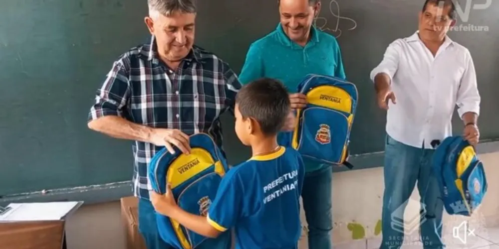 Entrega das mochilas escolares aconteceu nesta quinta-feira (25)