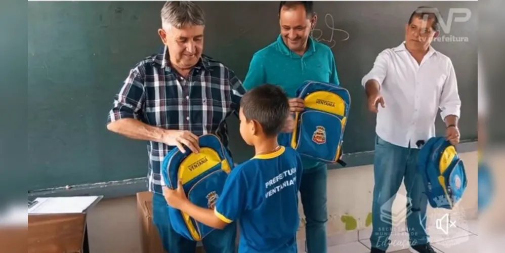 Entrega das mochilas escolares aconteceu nesta quinta-feira (25)