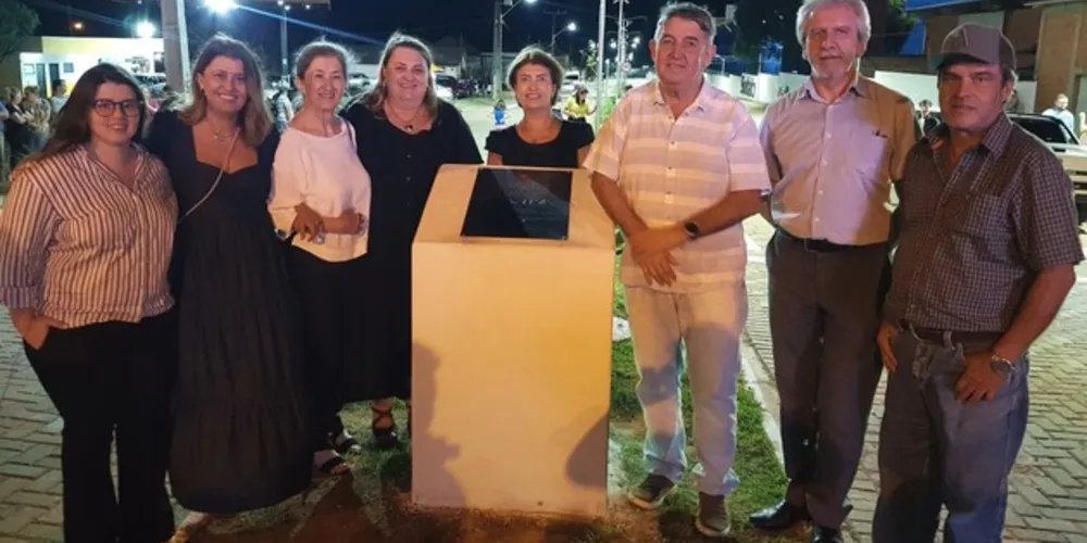 O prefeito de Ventania, nos Campos Gerais, José Luiz Bittencourt, e a vice-prefeita do município, Ione Tomaz Pereira, participaram da cerimônia de inauguração da obra de pavimentação da Avenida José Sabatowitch