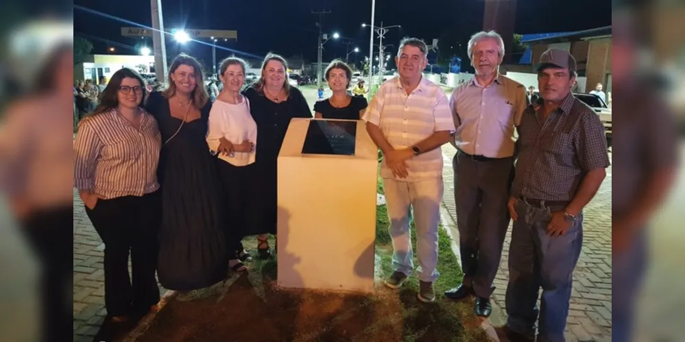 O prefeito de Ventania, nos Campos Gerais, José Luiz Bittencourt, e a vice-prefeita do município, Ione Tomaz Pereira, participaram da cerimônia de inauguração da obra de pavimentação da Avenida José Sabatowitch