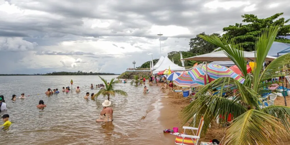 Entre as atividades para os turistas estão beach tennis, futebol de areia, vôlei de praia, futevôlei, atividades de palco, muita dança e alongamentos.