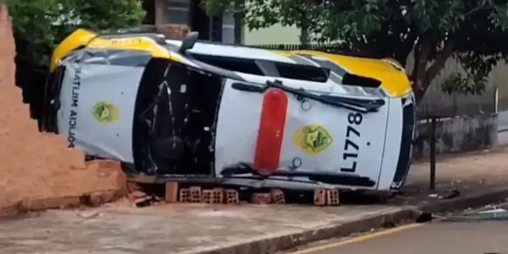Acidente ocorreu enquanto policiais estavam indo atender uma ocorrência.