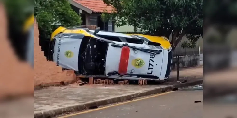 Acidente ocorreu enquanto policiais estavam indo atender uma ocorrência.