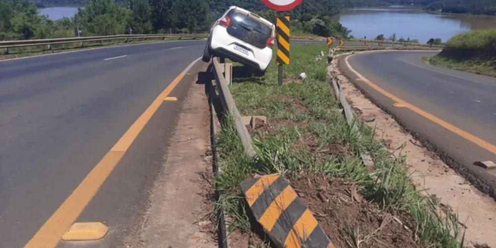 O motorista teve ferimentos leves e foi encaminhado ao Hospital Doutor Moura, em Telêmaco Borba