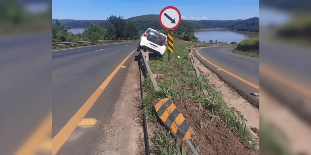 O motorista teve ferimentos leves e foi encaminhado ao Hospital Doutor Moura, em Telêmaco Borba