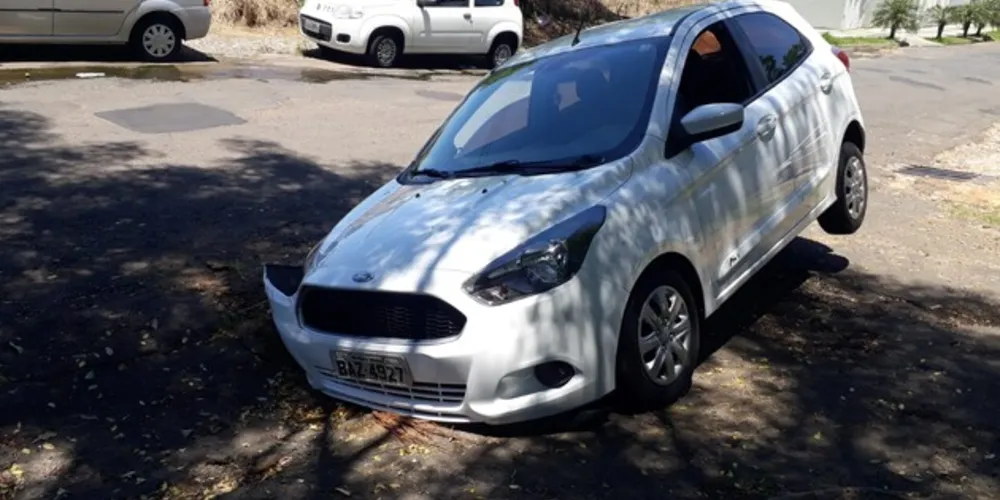 Veículo teve de ser retirado com ajuda de um guincho.