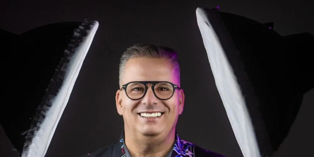Mauricio Cury é um renomado DJ com mais de 30 anos de experiência na indústria musical
