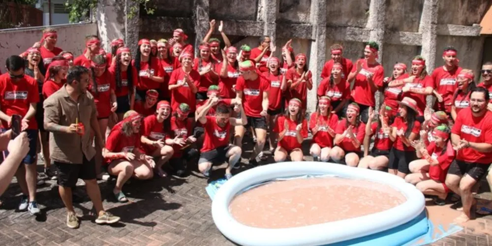 Alunos foram comemorar as aprovações no Colégio, com a tradicional 'piscina de lama'