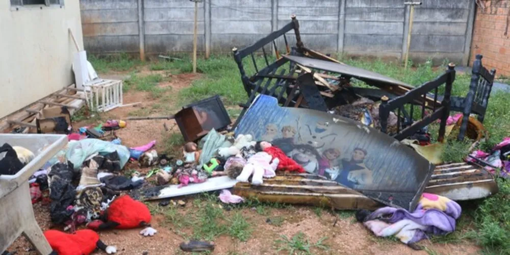 O fogo começou no colchão e se alastrou pelo telhado de PVC da casa.