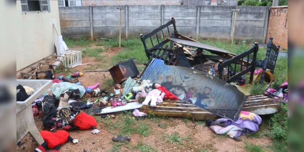 O fogo começou no colchão e se alastrou pelo telhado de PVC da casa.