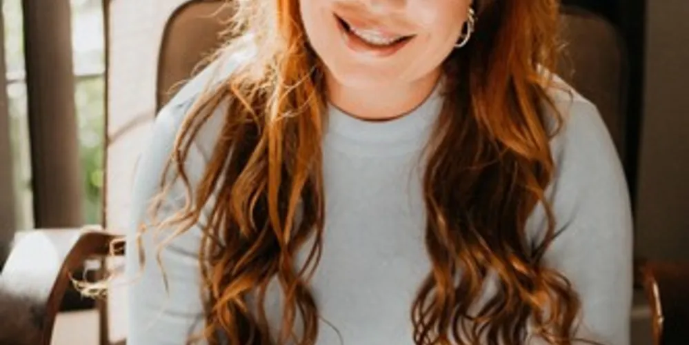Médica ginecologista, é especialista em cuidado da mulher madura, sexualidade feminina e rejuvenescimento íntimo.