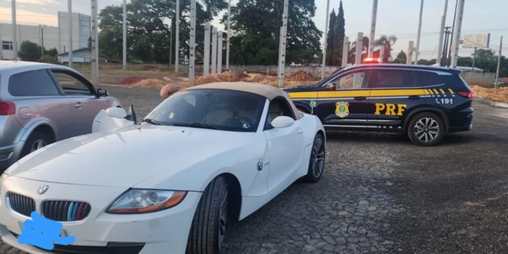 Carro foi abandonado pelos criminosos no pátio de uma empresa em Ponta Grossa
