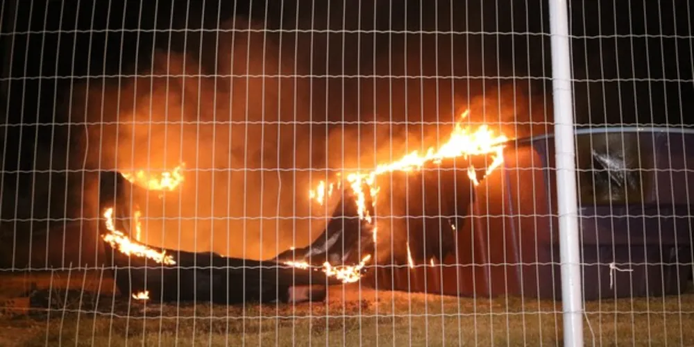 Dois suspeitos foram vistos pulando a cerca.