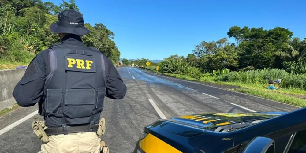 Houve o derramamento de óleo de soja ao longo de aproximadamente 300 metros de asfalto, nos dois sentidos da pista