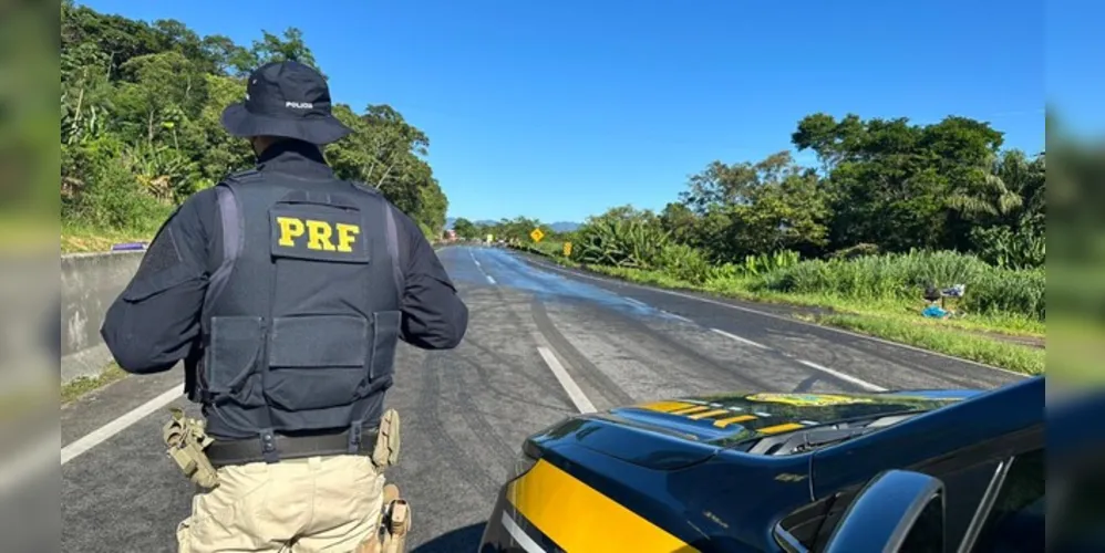 Houve o derramamento de óleo de soja ao longo de aproximadamente 300 metros de asfalto, nos dois sentidos da pista