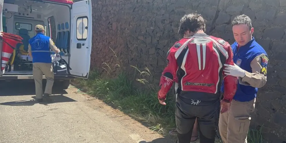 O motociclista de 44 anos teve escoriações nas mãos e nos braços e foi atendido pelo Siate.