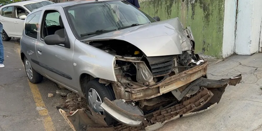 O condutor do veículo Renault Clio não teve a visão do veículo Peugeot 208 que estava entrando em uma residência do lado direito da via e acabou colidindo.