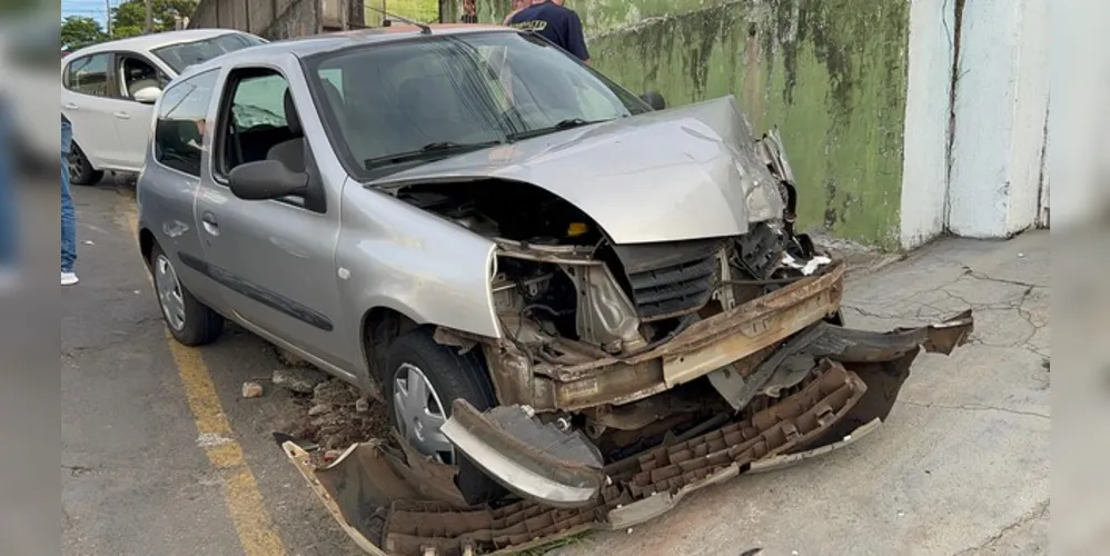 O condutor do veículo Renault Clio não teve a visão do veículo Peugeot 208 que estava entrando em uma residência do lado direito da via e acabou colidindo.
