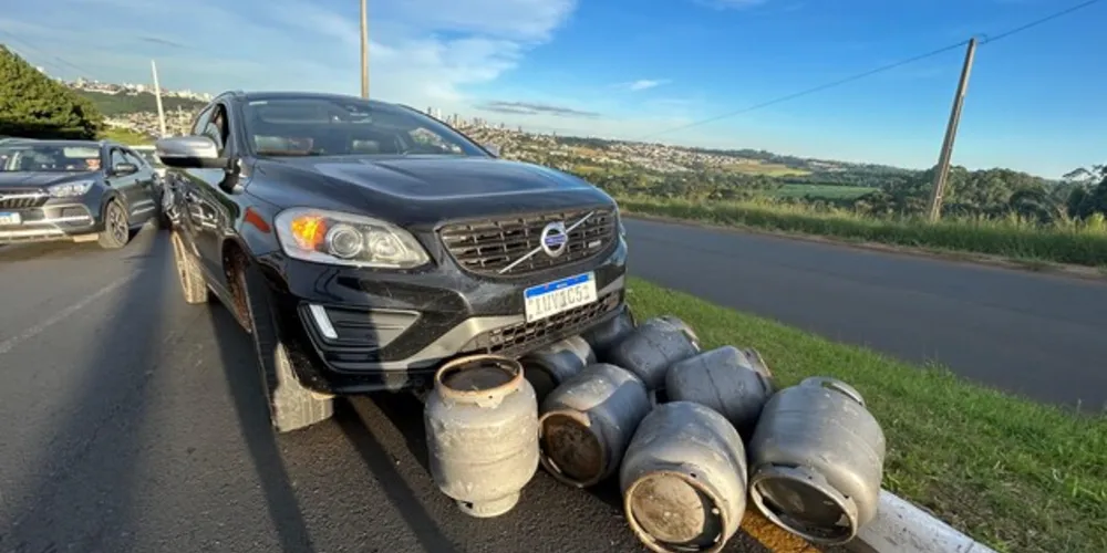 Aproximadamente 200 botijões caíram e atingiram dois veículos que estavam atrás; um Honda Civic e um Volvo XC60 T5.