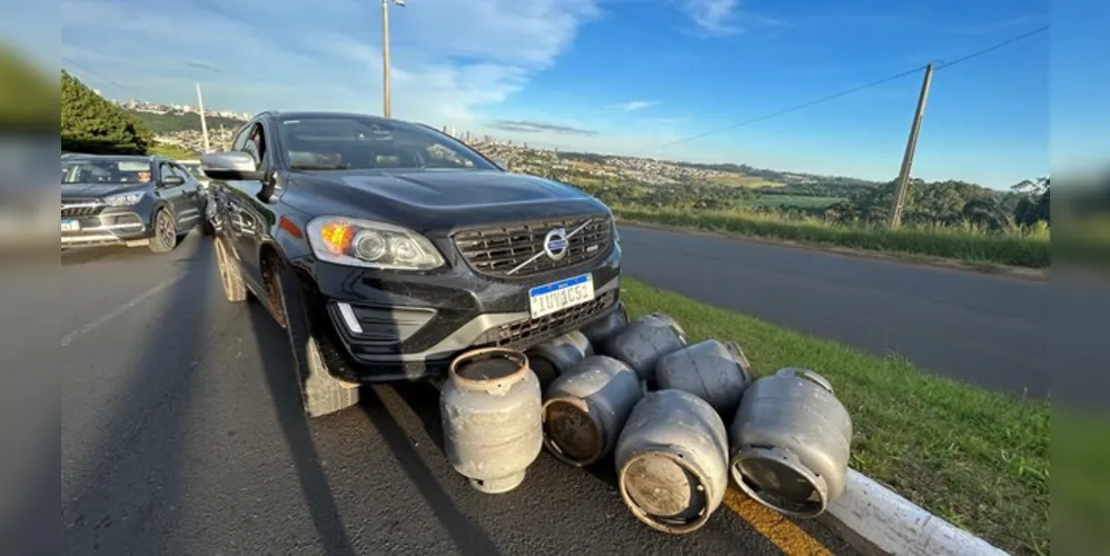 Aproximadamente 200 botijões caíram e atingiram dois veículos que estavam atrás; um Honda Civic e um Volvo XC60 T5.