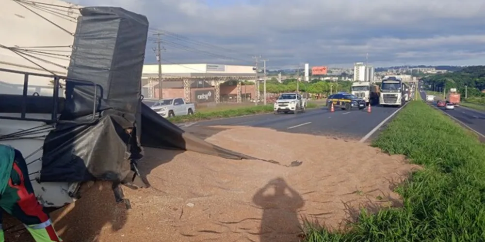 Parte da carga caiu sobre a pista no sentido Curitiba