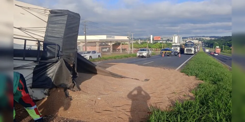 Parte da carga caiu sobre a pista no sentido Curitiba