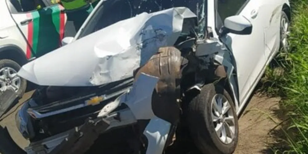 Ônix colidiu na traseira de uma Fiat Toro