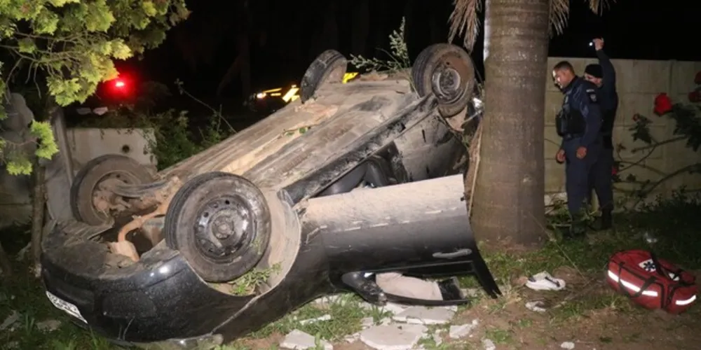 Fiat Palio colidiu com o muro de uma chácara após o acidente