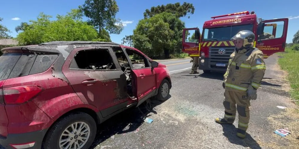 Quando os Bombeiros chegaram, o veículo já havia sido consumido pelas chamas.