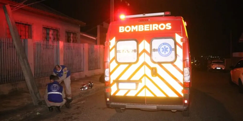 A equipe do Corpo de Bombeiros prestou atendimento ao jovem.