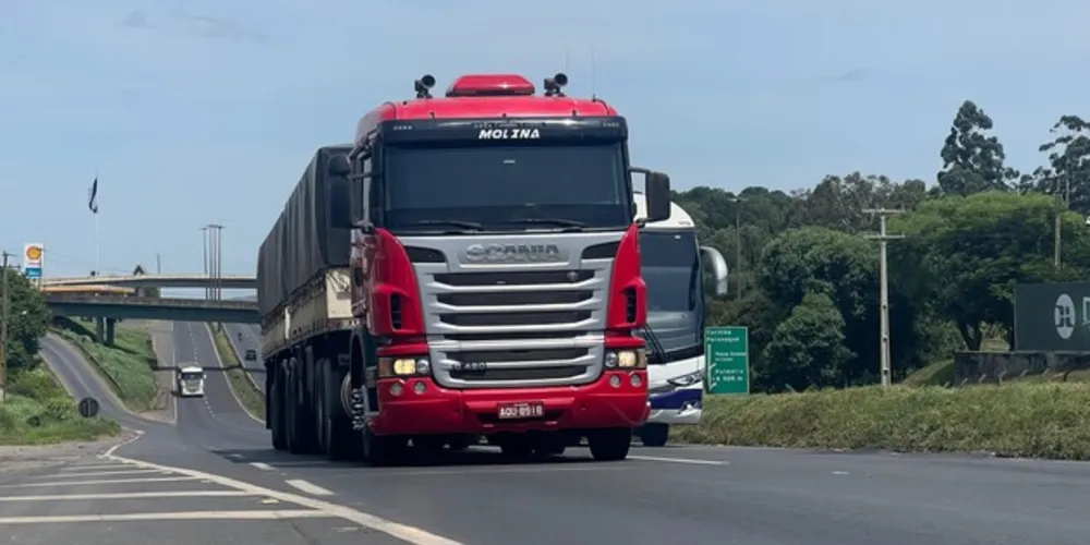 Caminhões tem certas restrições para trafegar nas rodovias.