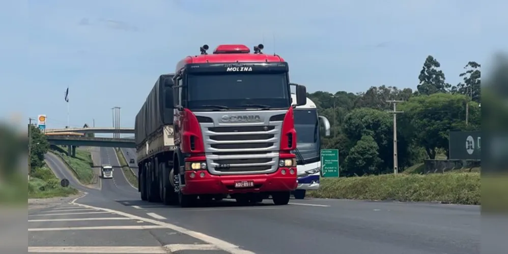 Caminhões tem certas restrições para trafegar nas rodovias.