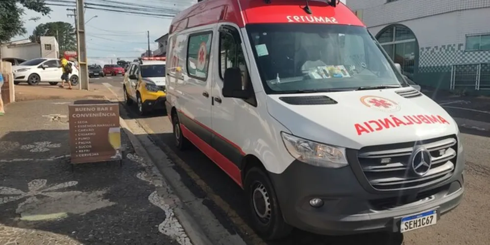 Equipes do SAMU e da PM são acionadas para atender ocorrência de ferimento por arma branca.