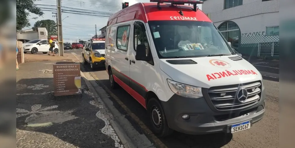 Equipes do SAMU e da PM são acionadas para atender ocorrência de ferimento por arma branca.