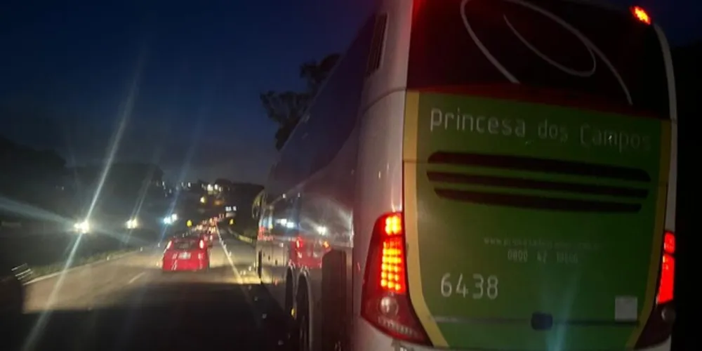 Ônibus parou no acostamento após o caso e vítima chamou a Polícia