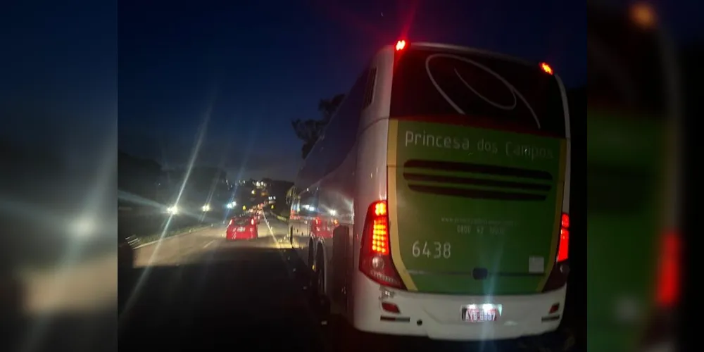 Ônibus parou no acostamento após o caso e vítima chamou a Polícia