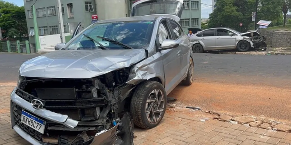 Veículos colidiram no cruzamento das ruas Coronel Dulcídio com Ricardo Lustosa Ribas, na Vila Estrela.