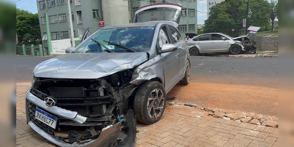 Veículos colidiram no cruzamento das ruas Coronel Dulcídio com Ricardo Lustosa Ribas, na Vila Estrela.