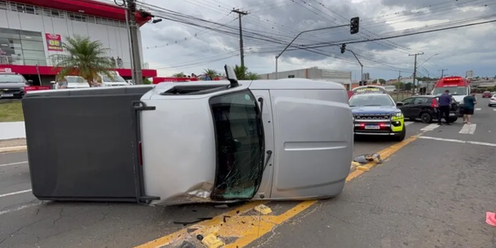 Fiat Pálio colidiu com a Ford Ranger que acabou tombando.