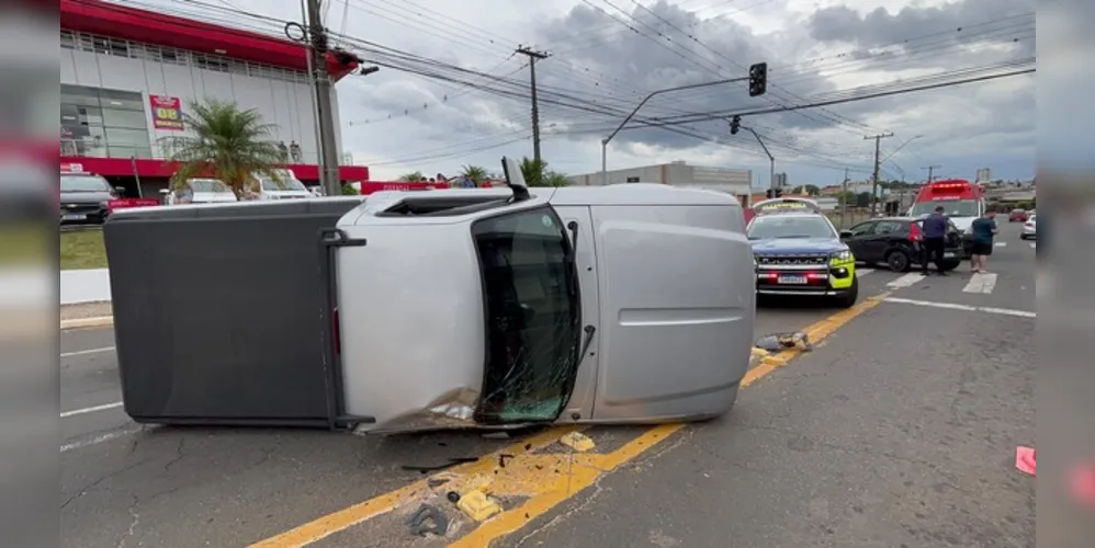 Fiat Pálio colidiu com a Ford Ranger que acabou tombando.