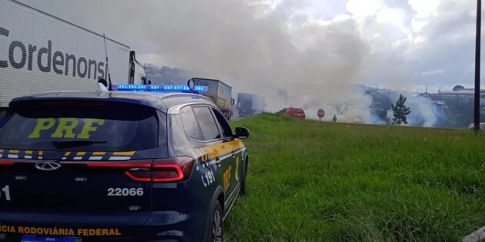 Equipe da PRF segue no local prestando atendimento