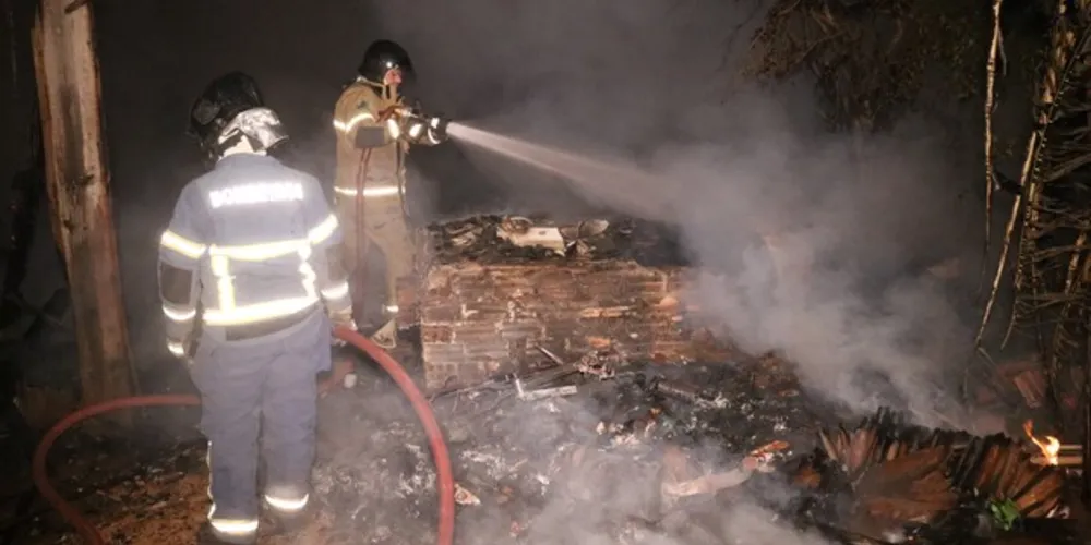 Bombeiros foram acionados pouco antes das 2 horas da manhã
