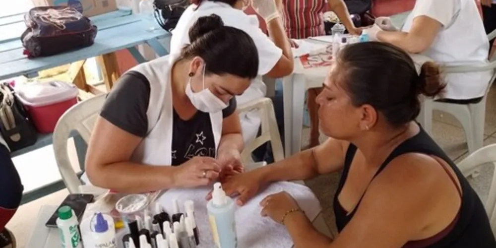 O curso de manicure & pedicure tem duração de quatro meses e será realizado duas vezes por semana.