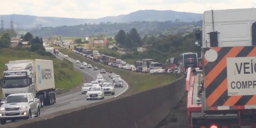 BR-277 no trecho que sai de Curitiba sentido Ponta Grossa tem trânsito intenso.