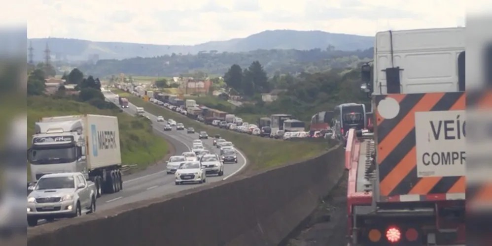 BR-277 no trecho que sai de Curitiba sentido Ponta Grossa tem trânsito intenso.